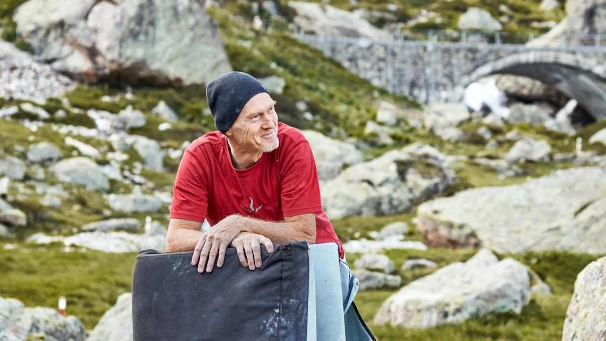 Ein Boulderer beobachtet das Geschehen.