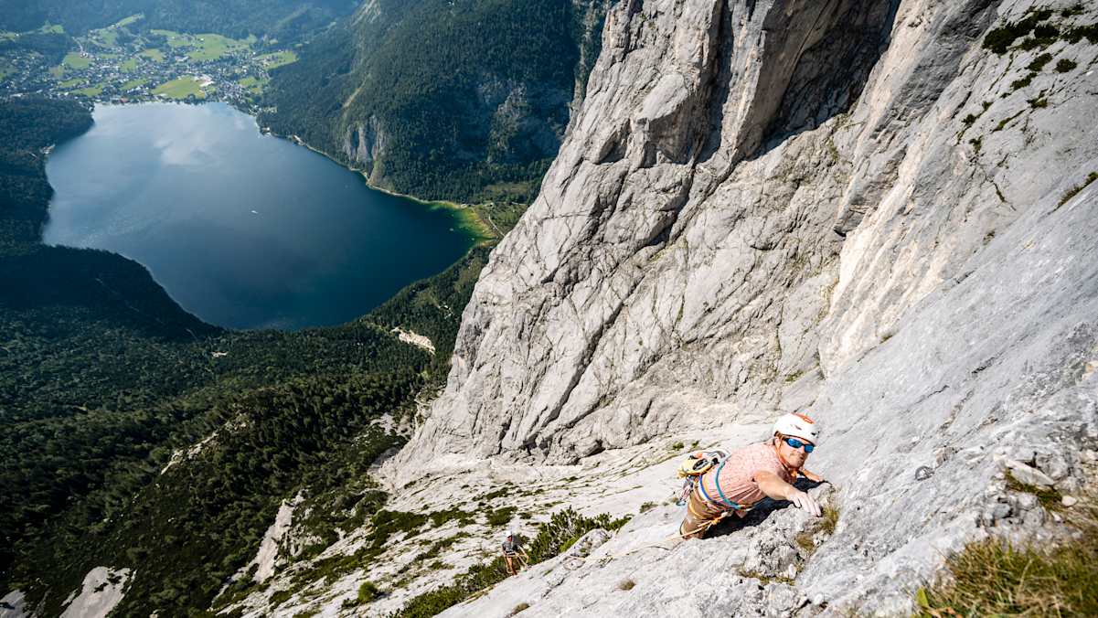 Was für eine Kulisse: Klettern über dem Altausseer See im Salzkammergut
