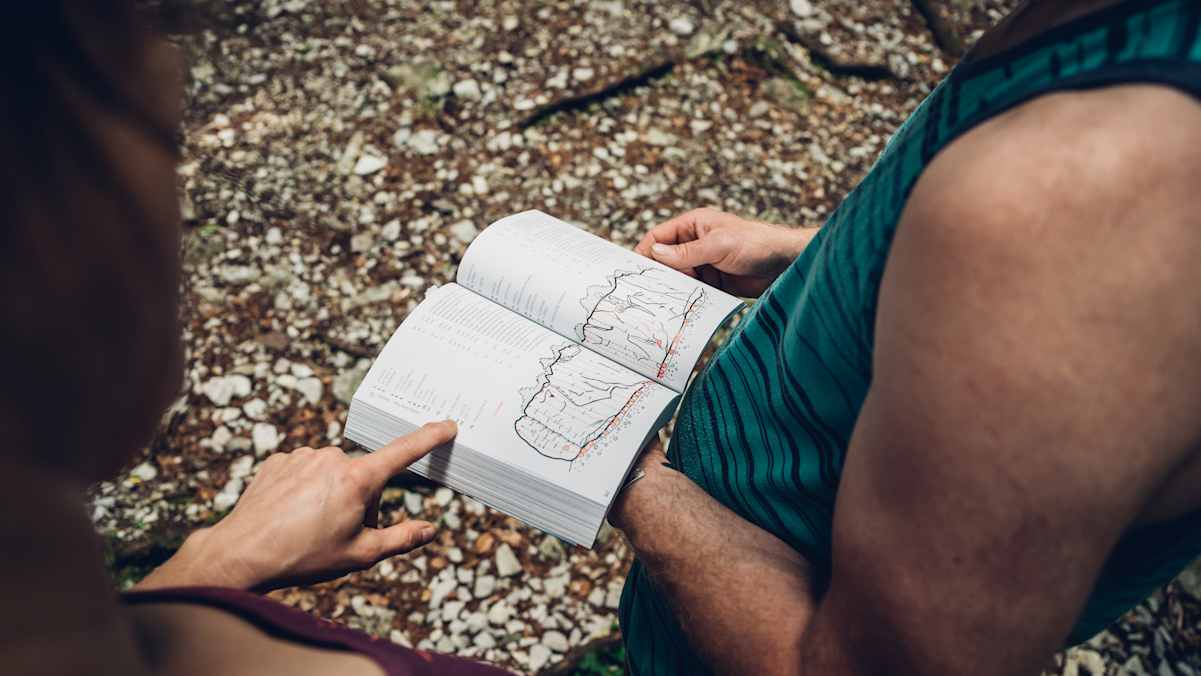 Passende Routen findest du in einem Kletterführer