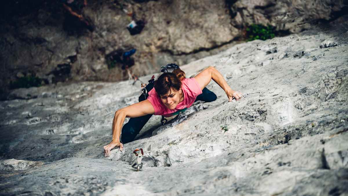 Die Route bestimmt das Tempo: Klettere schwierige Stellen zügig und intuitiv und nutze leichte Passagen, um zu verschnaufen
