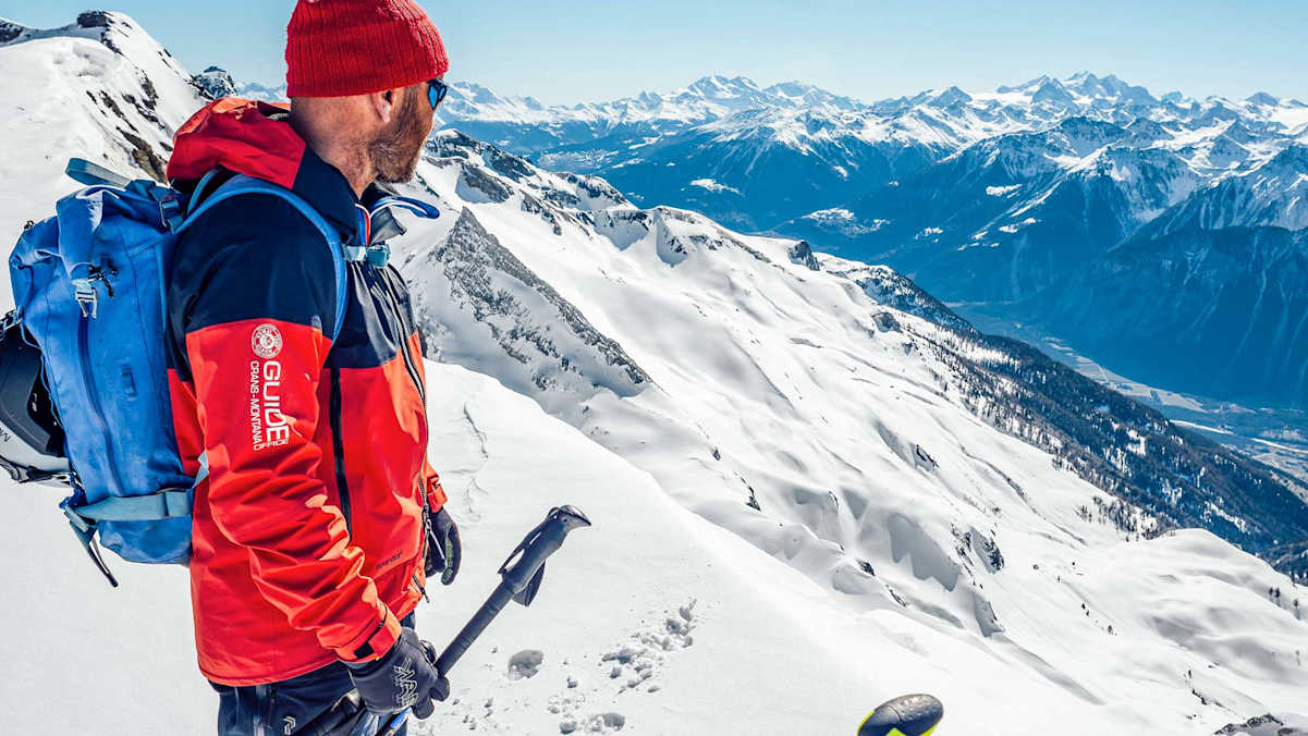 Der Bergführer blickt in die Ferne.