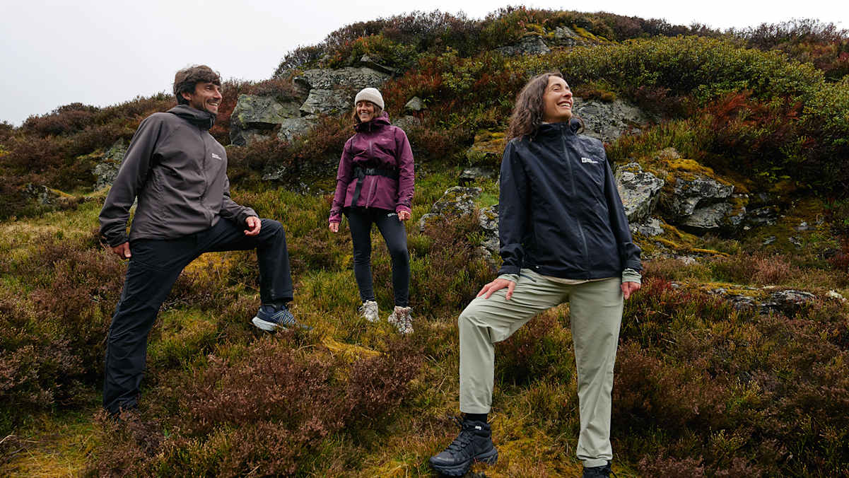Drei junge Menschen genießen die Natur in den Bergen mit ihren Wild Hike Wanderschuhen.