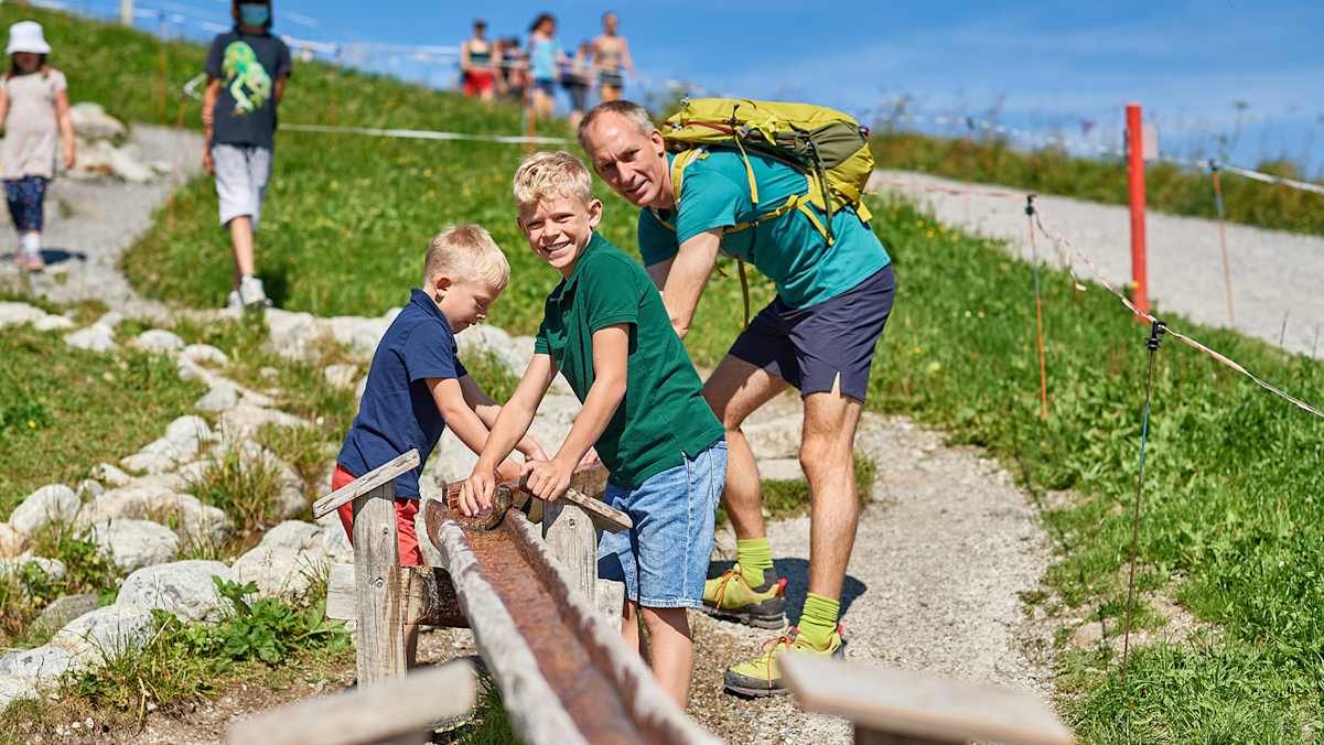 Der Wasserlauf am Burmiweg ist nicht nur lustig, sondern auch erfrischend an heißen Tagen.