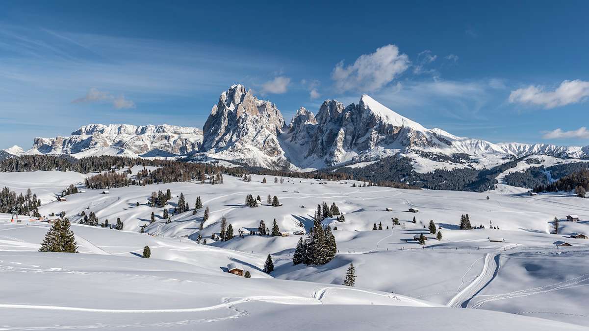 Die verschneite Seiser Alm mit Bergen der Dolomitenregion.
