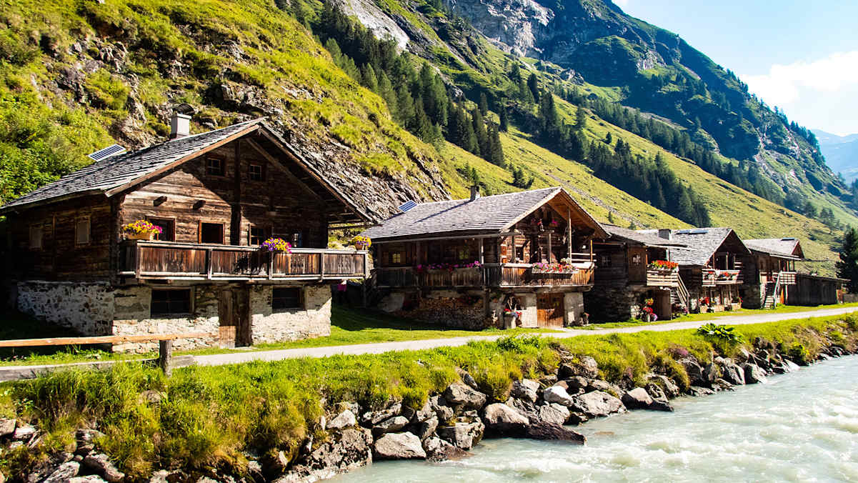 Am Gletscherweg Innergschlössl wandert man vorbei an urigen Hütten.