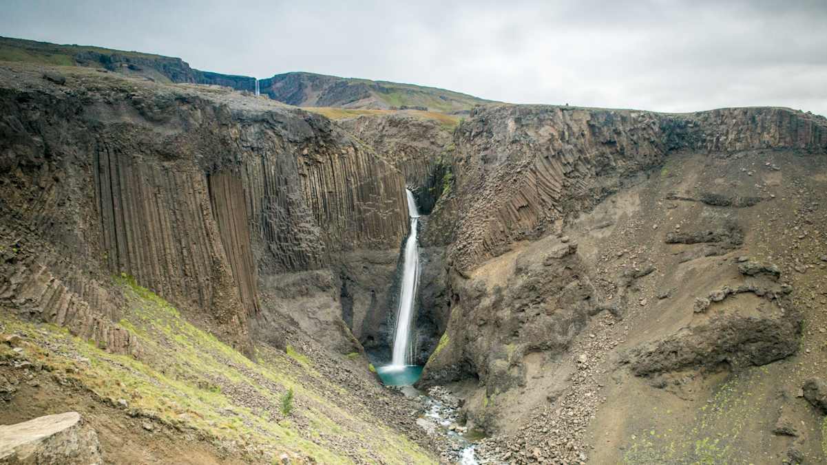 Der 118 m hohe Hengifoss zwischen braunem Lavagestein