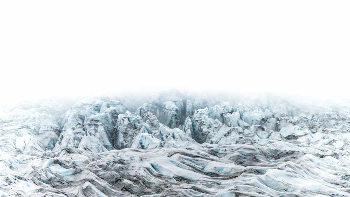 Die Gletscherzunge verschmilzt mit dem über sie hinweggleitenden Nebel zu einer Einheit aus Weiß