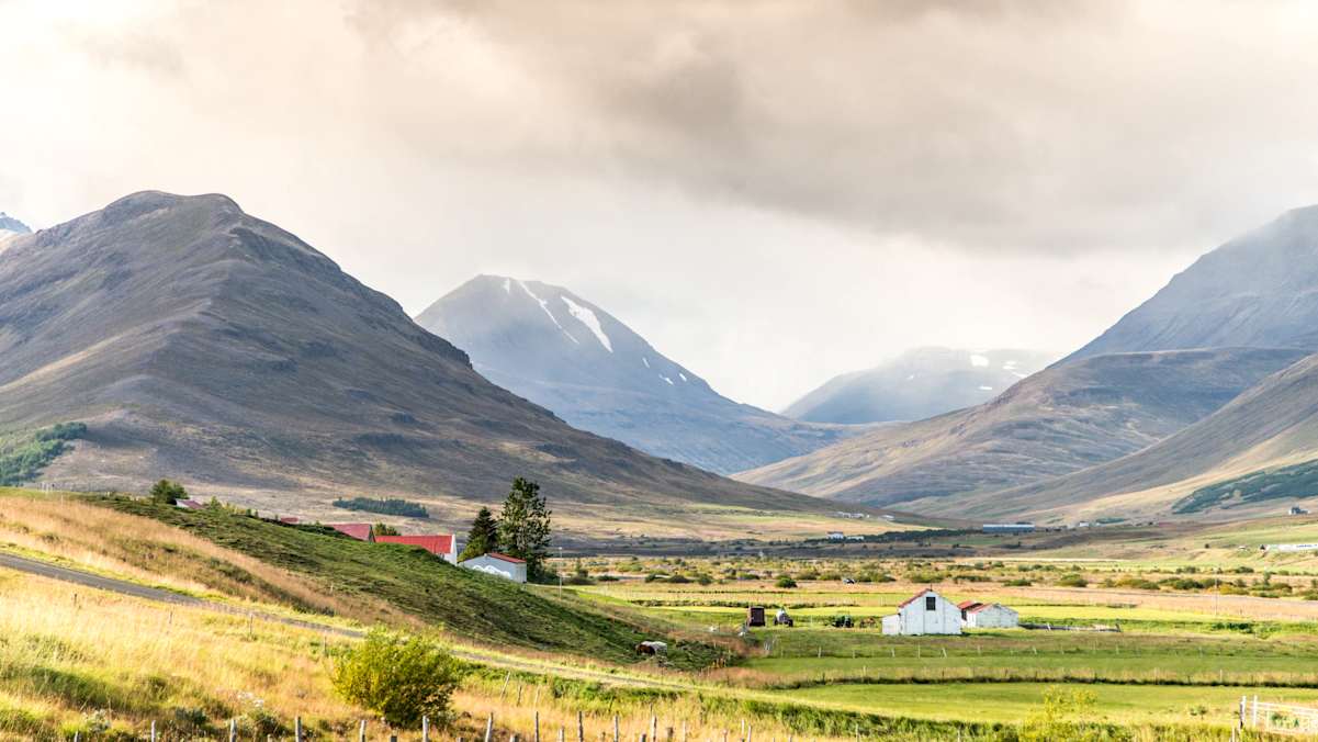Die isländischen Gehöfte zwischen Hügeln