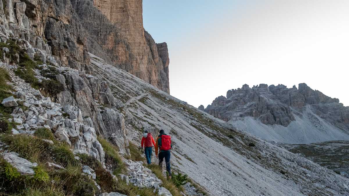Geröllfeld mit Bergsteigern bei den Drei Zinnen