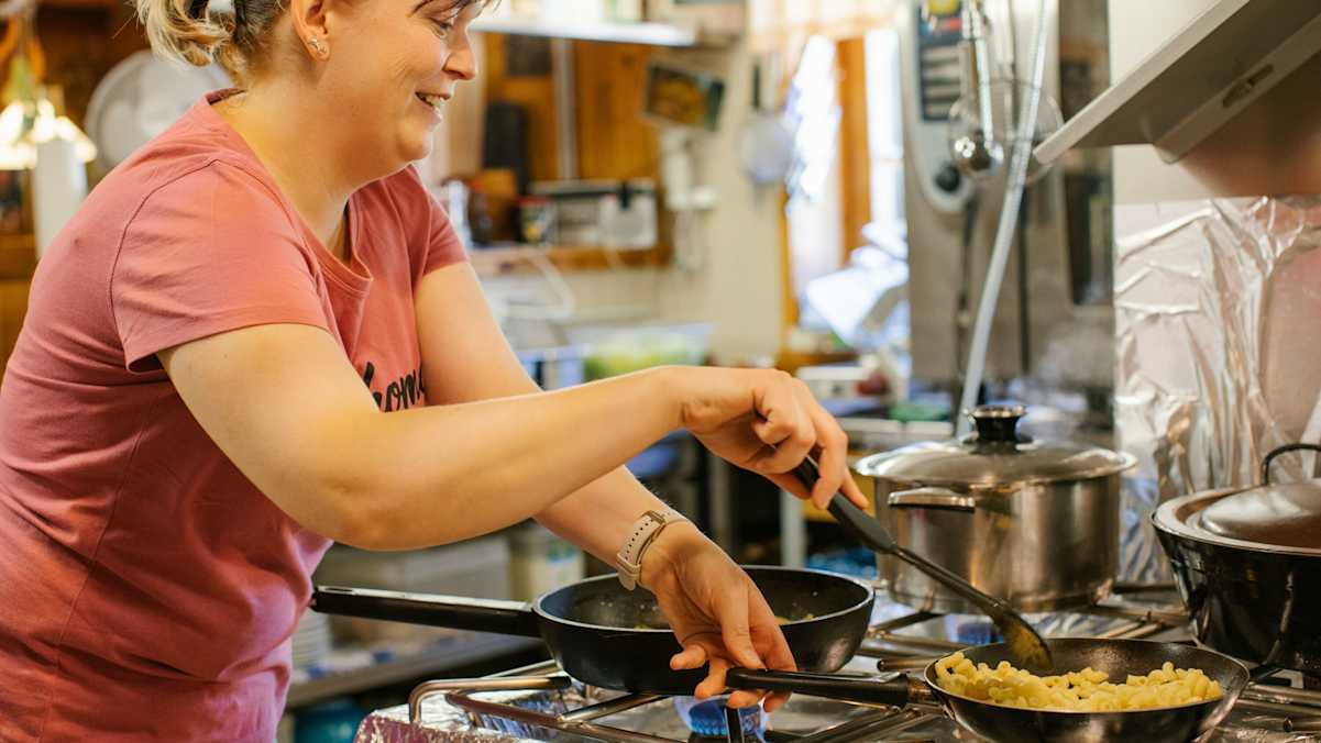 Hüttenwirtin Alexandra Isser packt in der Küche der Neuen Magdeburger Hütte in Tirol mit an.