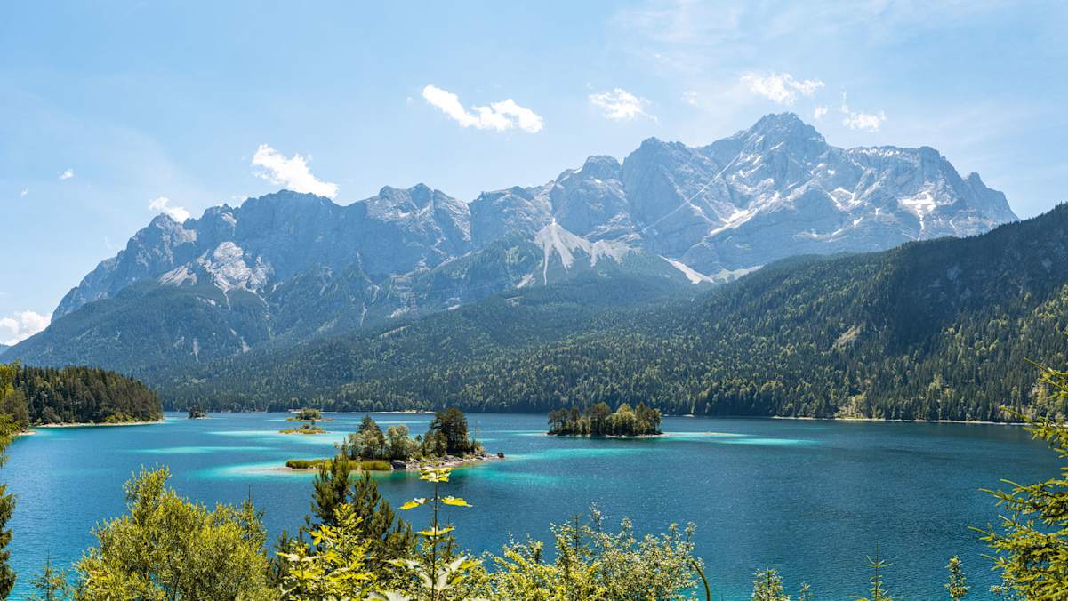 Die Wanderung rund um den Eibsee erreichst du bequem mit dem Bus oder der Bahn.
