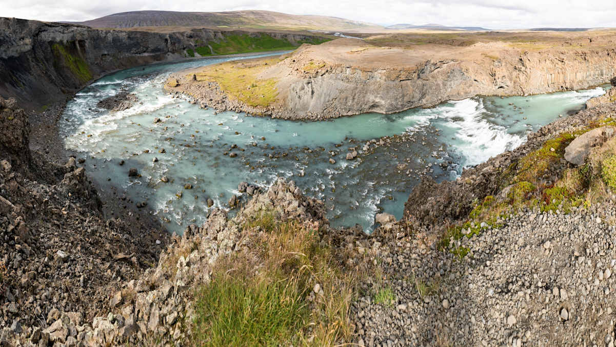 Eine Flussschleife in der Nähe des Aldeyjarfoss