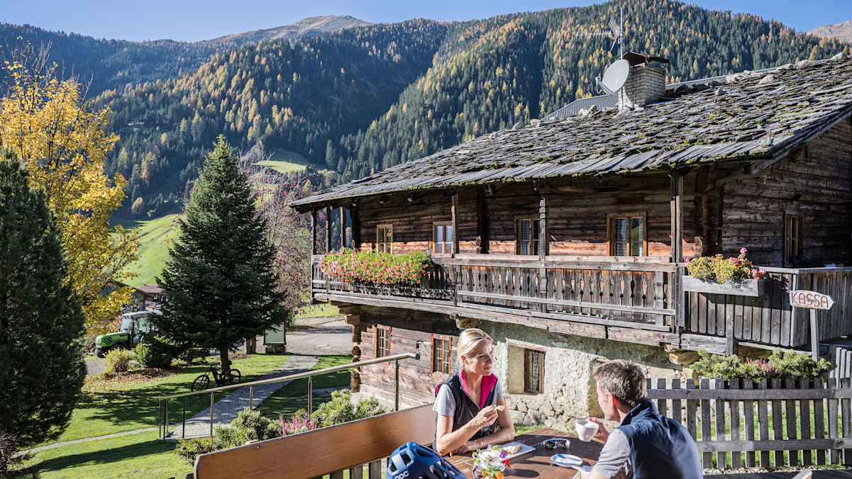 Von Hütte zu Hütte: Im Herbst zeigt sich das Südtiroler Gsiesertal von seiner goldenen Seiten.