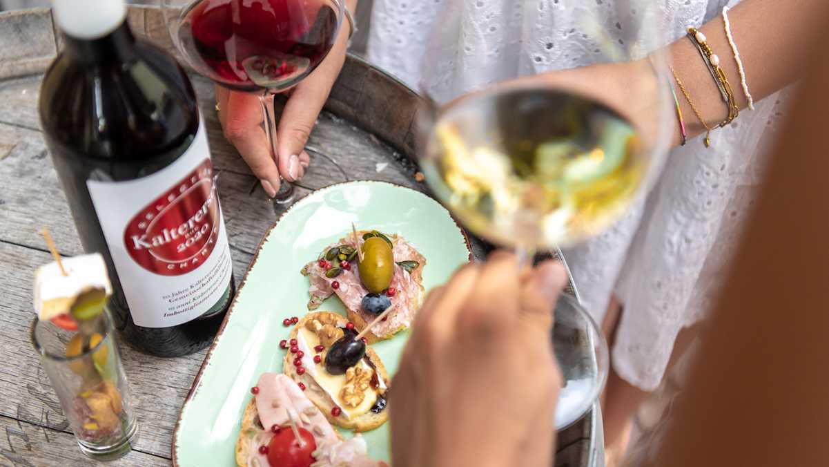 Ob zur typisch Südtiroler Marende mit Speck, Würsten und milden Käsesorten oder zu den schmackhaften Gerichten der heimischen Küche in Kaltern am See, der Kalterersee-Wein harmoniert immer.