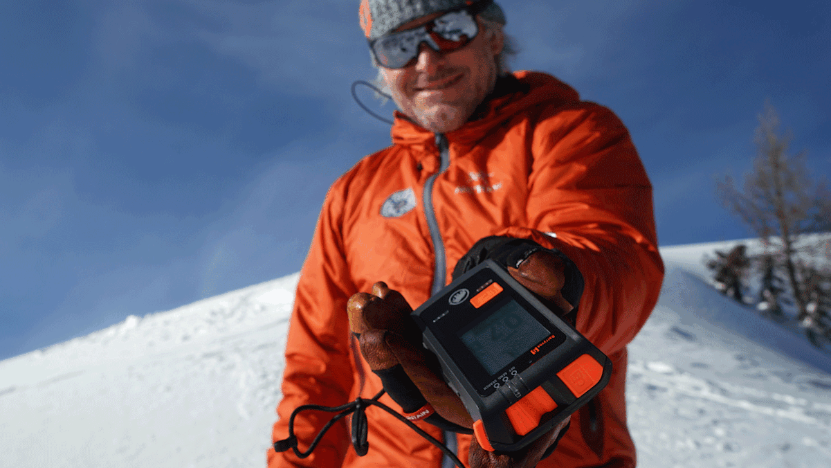 LVS-Kontrolle vor Verlassen der gesicherten Piste mit dem Mammut Barryvox S