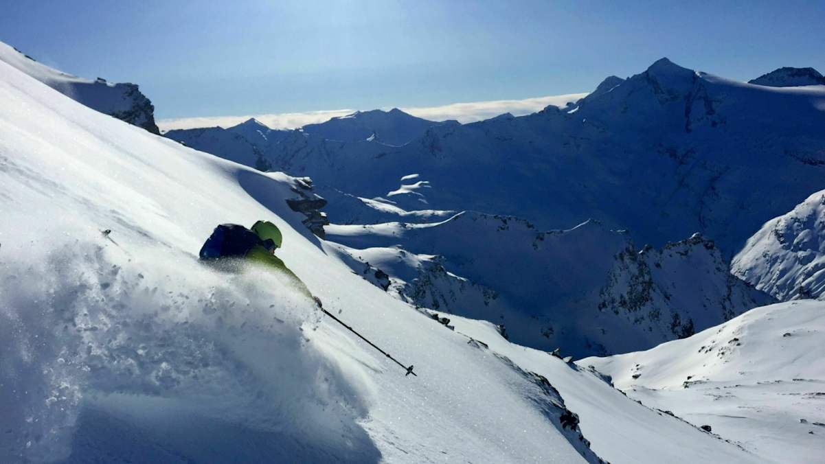 Skitour aufs Fanellhorn: Abfahrt im Gelände der Adula Alpen im Valsertal