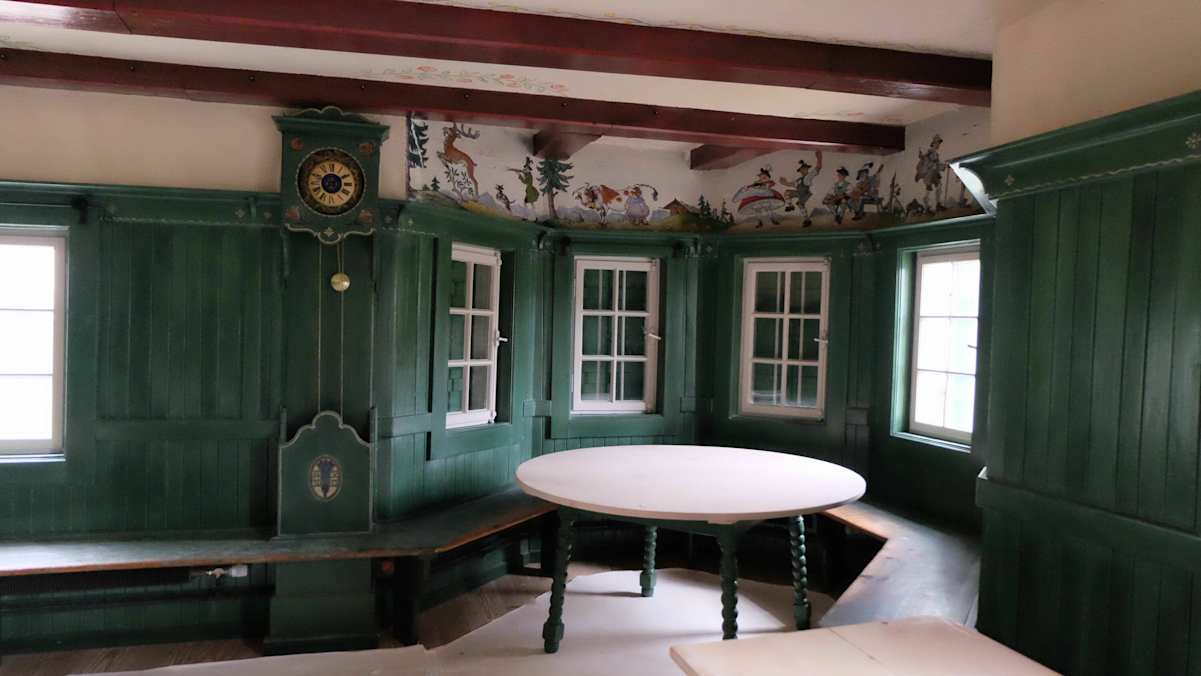 Die Stube der ursprünglichen Falkenhütte ist denkmalgeschützt und wurde behutsam saniert.