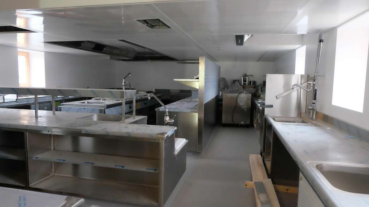 Die neue Küche der Fakenhütte wartet schon auf ihren neuen Pächter.