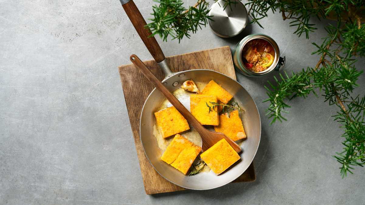 Polentaschnitten mit Ragu