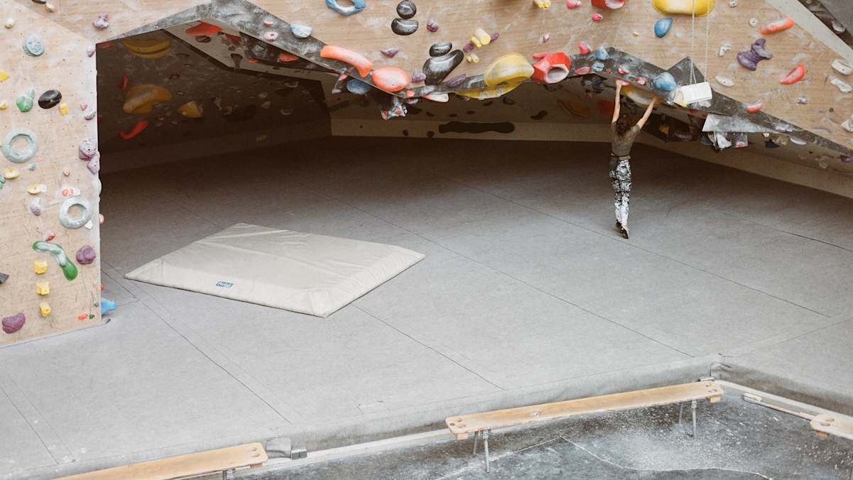 Bouldern eignet sich gut, um mit dem Klettern zu beginnen