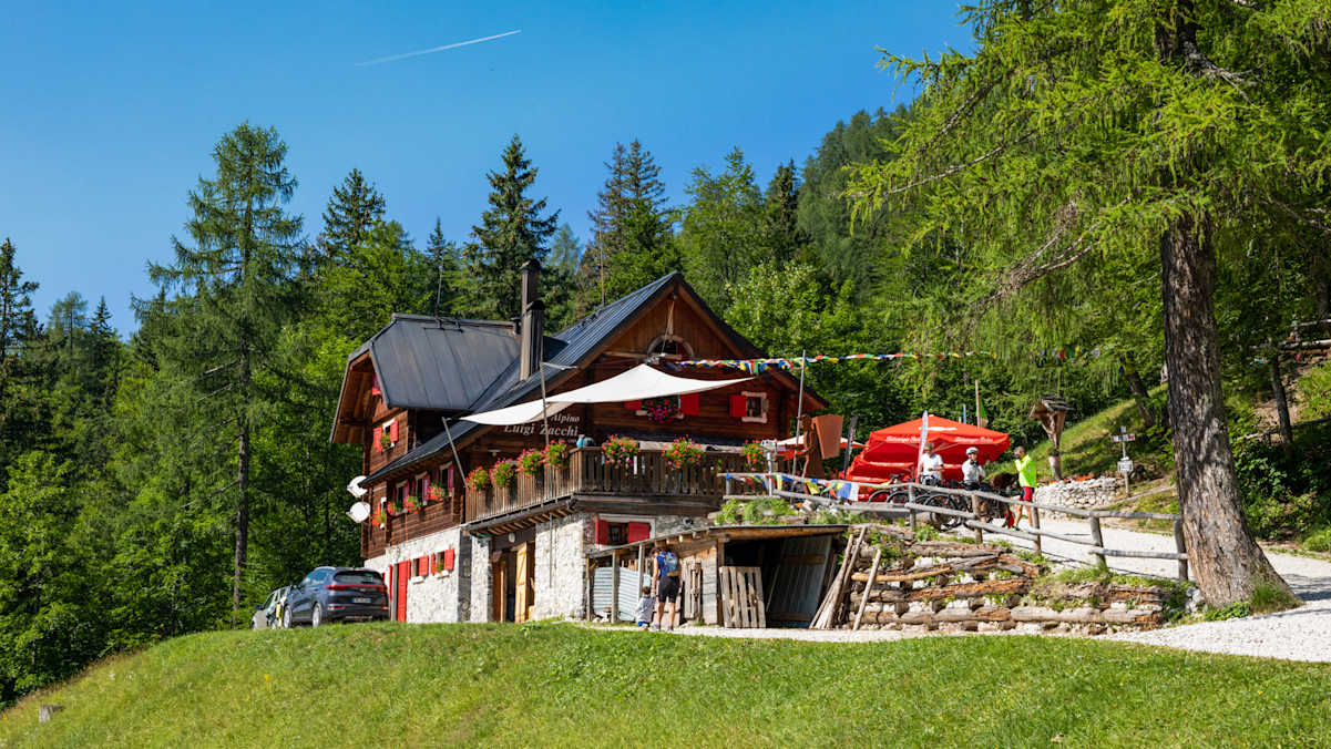 Die Schutzhütte (Rifugio) Luigi Zacchi unterhalb der Großen Ponza 