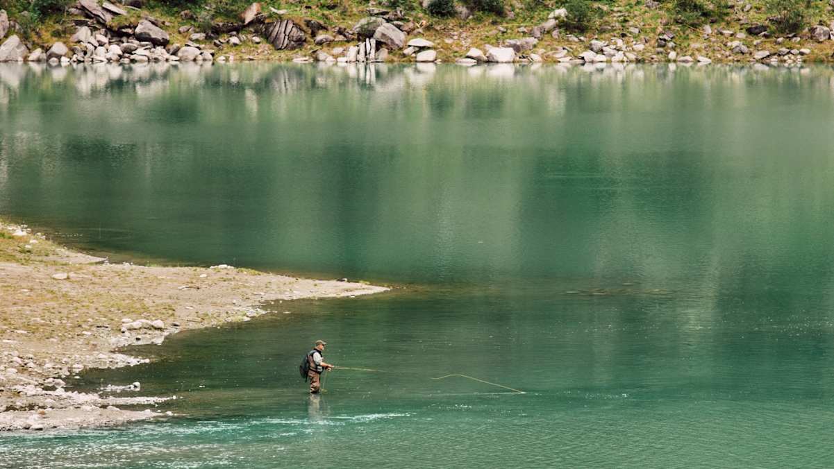 Angeln im ruhigen Bergewässer