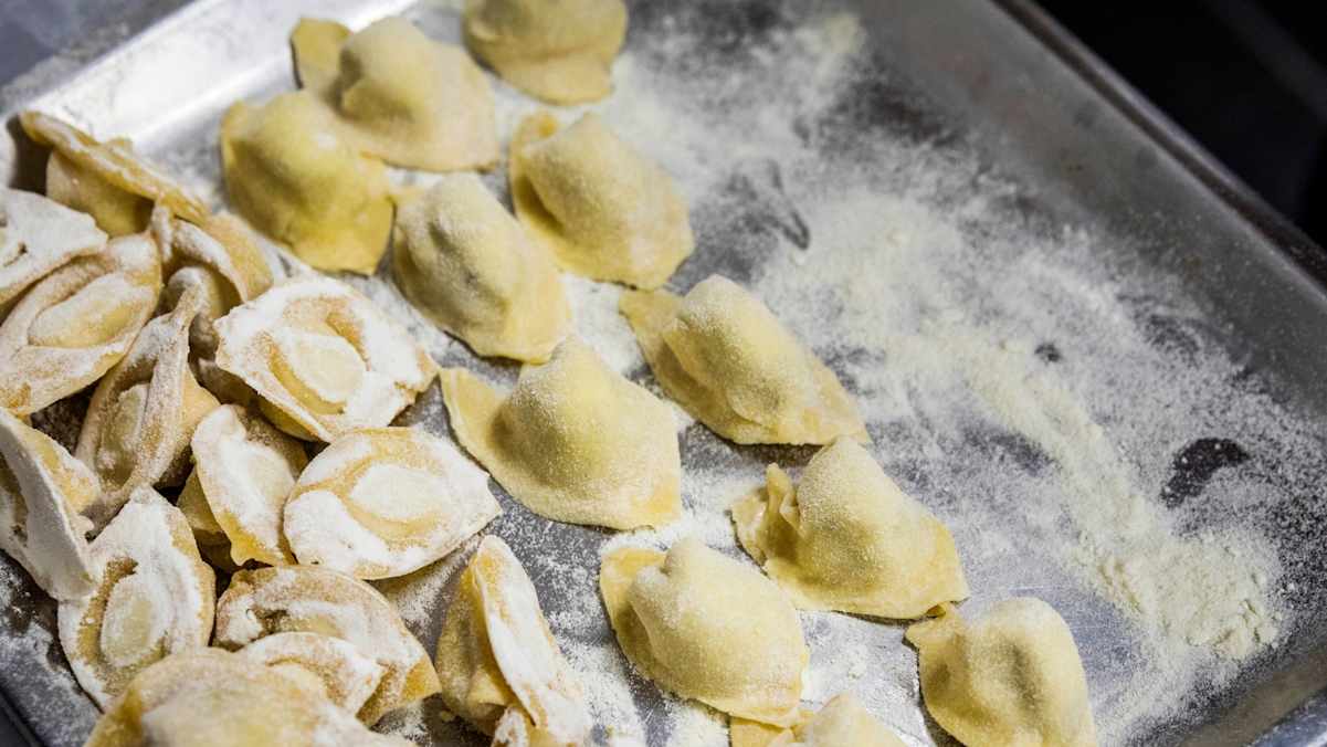 Frische Pasta auf einem Blech.