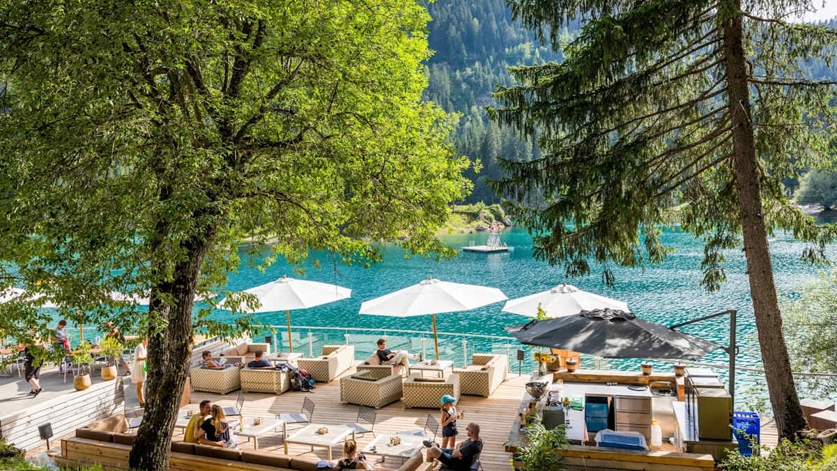 Liegemöglichkeiten am See.