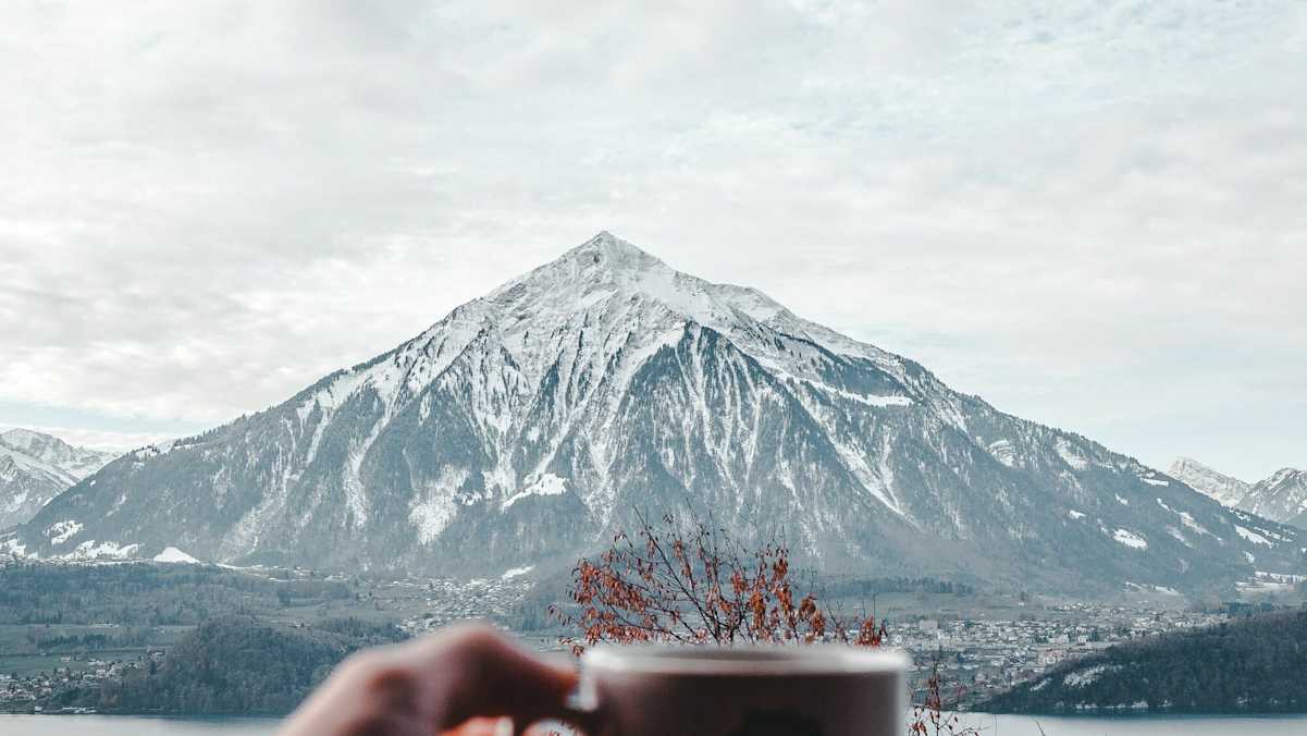 Vor winterlicher Kulisse eine Tasse warmen Tee genießen, Sigriswil, Switzerland