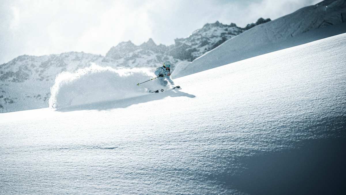 Freeridern bei der Abfahrt durch frischen Tiefschnee