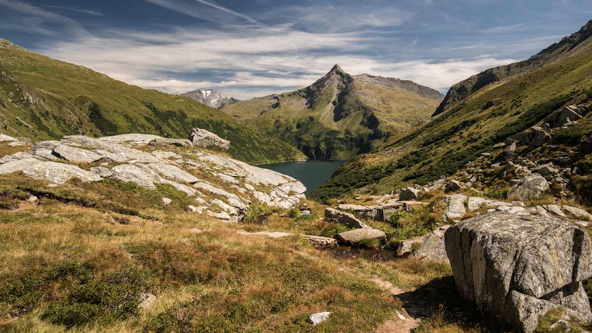 Ein See zwischen den Bergen.