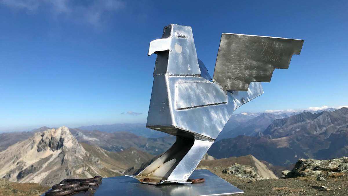 Am 2.857 m hohen Geier steht anstelle eines Gipfelkreuzes ein metallener Geier. 