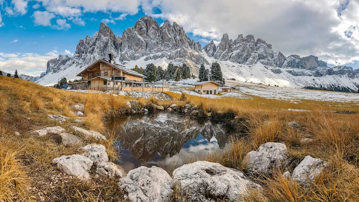 Traumhafte Kulisse der Geisleralm vor den Südtiroler Dolomiten im Herbst 