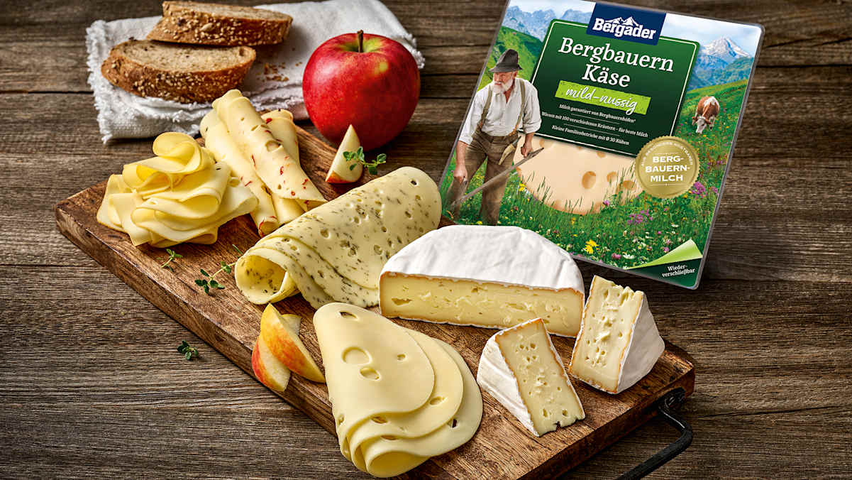 Die Käsespezialität der bayerischen Bergbauern macht sich auf einer traditionellen Brettljause besonders gut.
