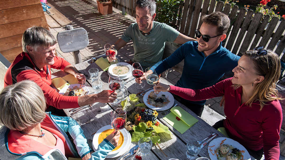 Die regionalen Schmankerl in der Dolomitenregion Seiser Alm laden zum Genießen ein.