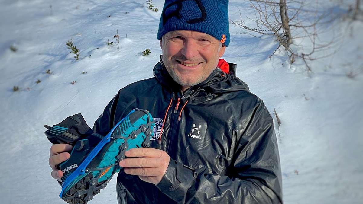 Gerald Valentin mit Winterlaufschuh und Spikes