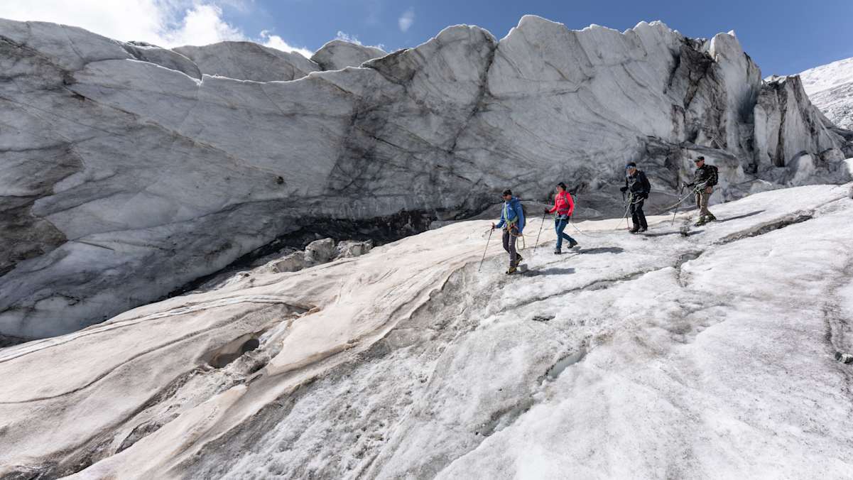 Drei Personen überqueren Feegletscher im Saas-Tal