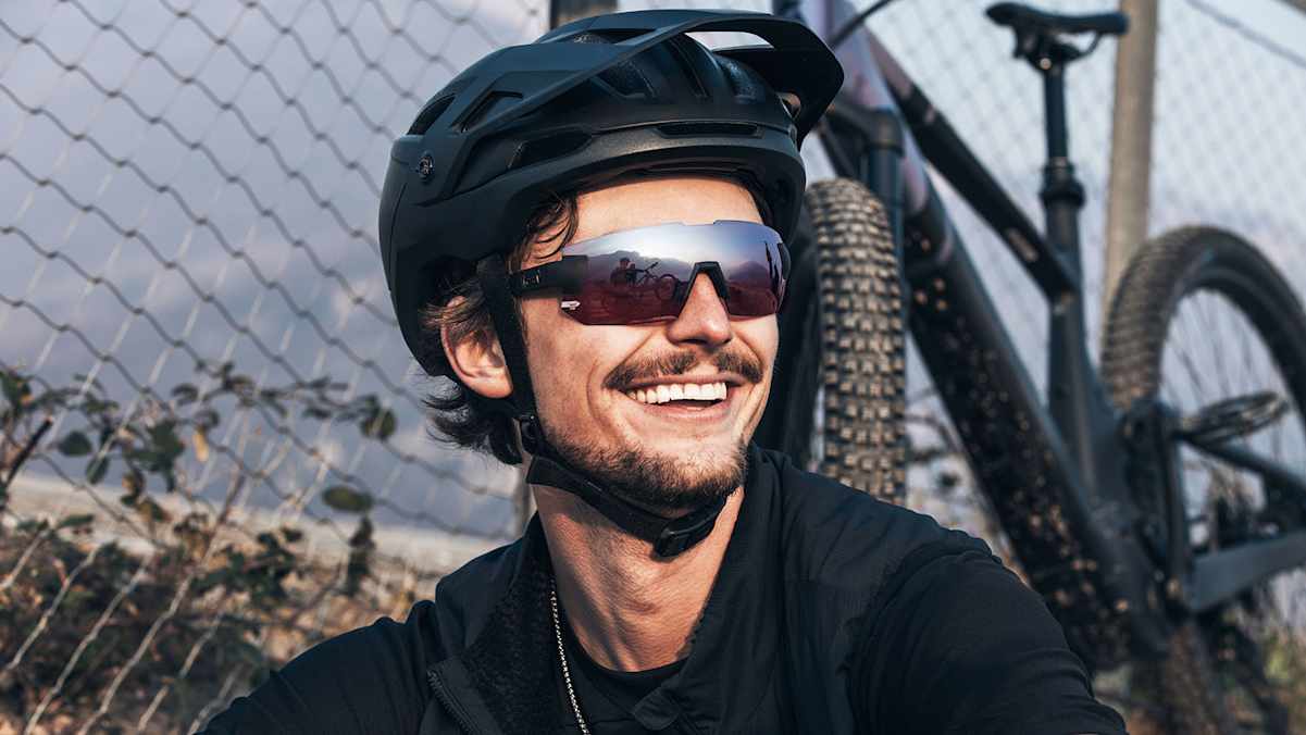 Gerade, wenn man auf Bergtouren unterwegs ist, sollten die Augen mithilfe einer Sonnenbrille optimal geschützt werden.