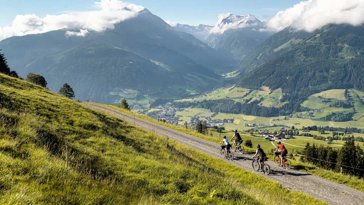 Die Radfahrer in den Kitzbühler Alpen.
