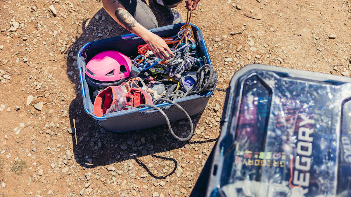 Auf zur nächsten Route: Der Gregory Alpaca Gear Basket ist der perfekte Begleiter für jedes Abenteuer.