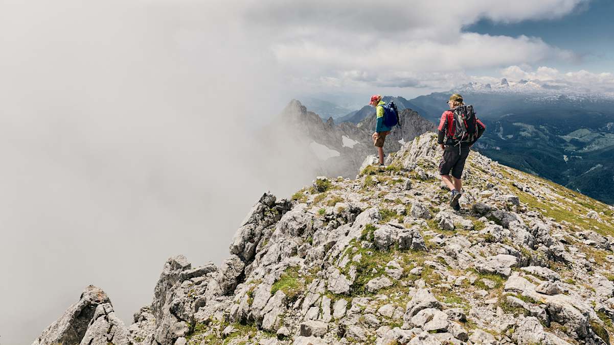 Zwei Wanderer am Weg zum Grimming-Gipfel, Nebel
