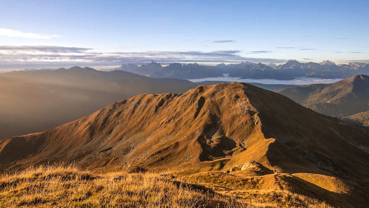 Von leichten Almwanderungen bis hin zu anspruchsvollen Bergtouren – der goldene Herbst legt sich sanft über die unvergessliche Naturkulisse.