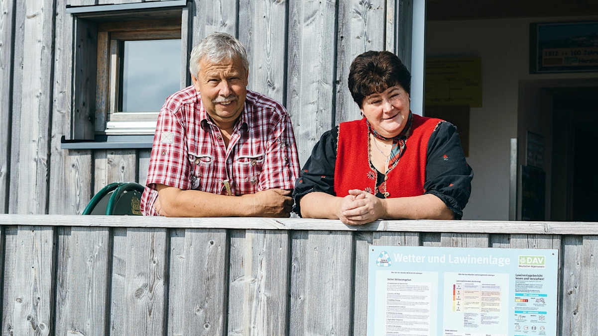 Die Hüttenwirte posieren für unser Foto.