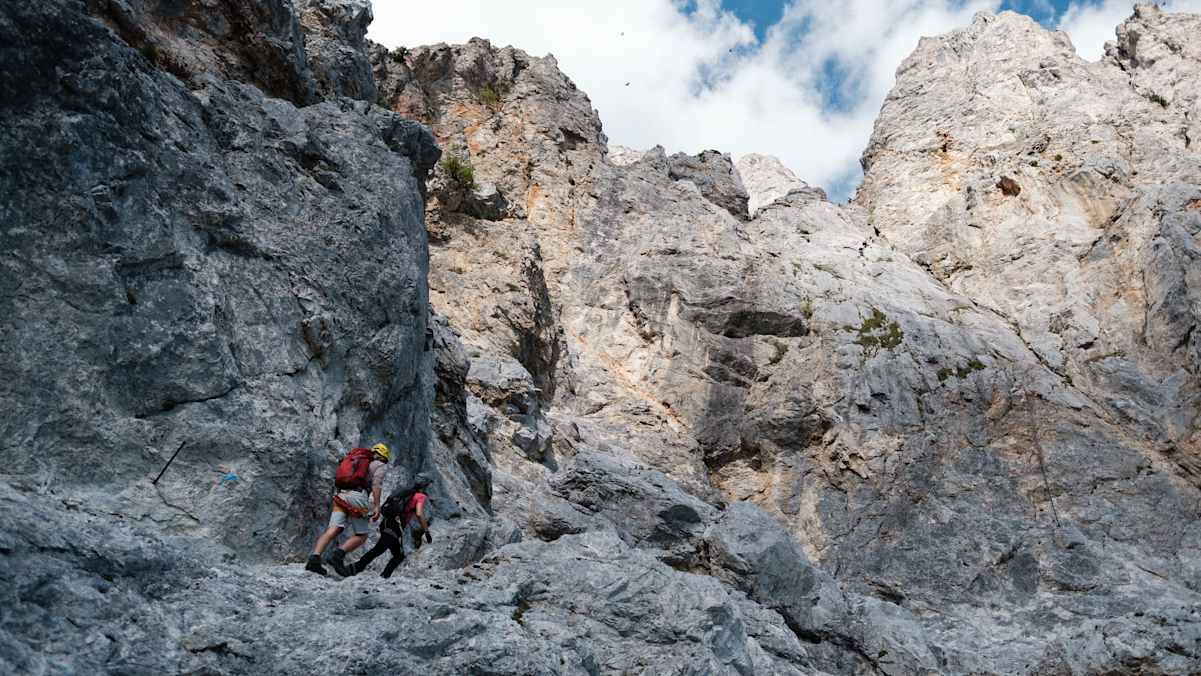 Zwei Klettersteiggeher in felsigem Gelände