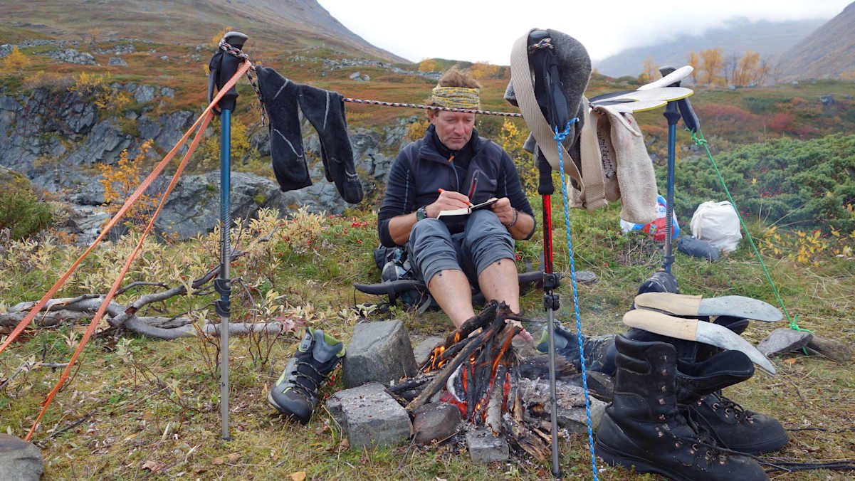 Hans Goger auf Expedition am Lagerfeuer