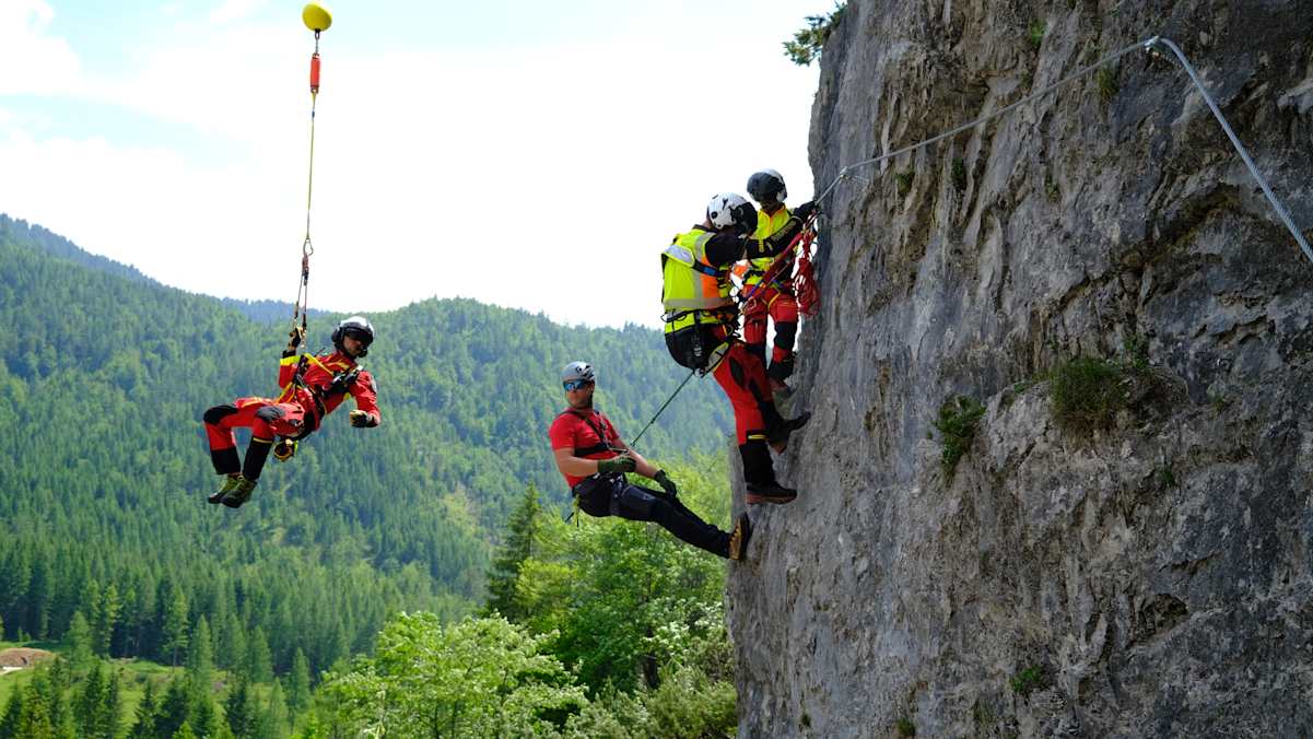 Taubergung am Klettersteig. Versagen am Klettersteig die Kräfte und kommt die Angst vor einem Sturz hinzu, ist man blockiert.