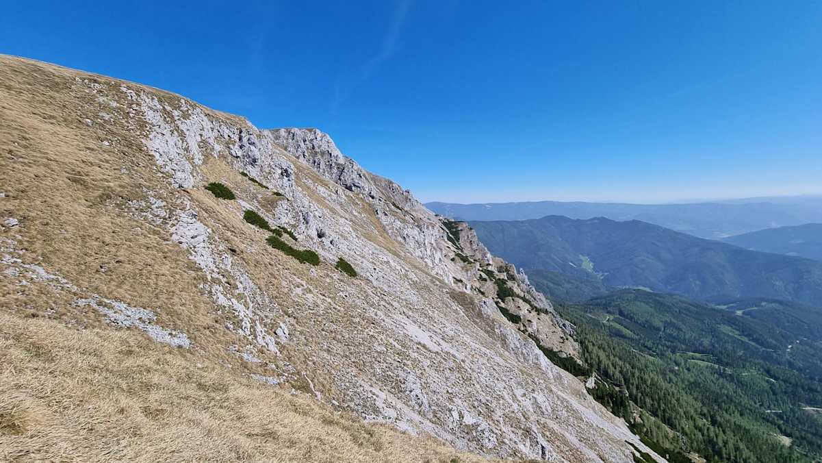 Über die Heukuppe Südflanke geht es die letzte Meter bis hinauf zur Heukuppe.