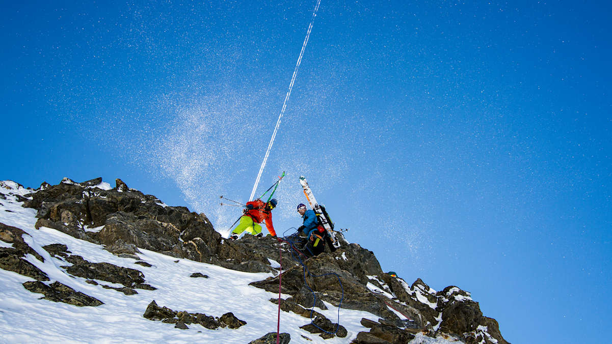 Steinige Felsen und ein blauer Himmel.