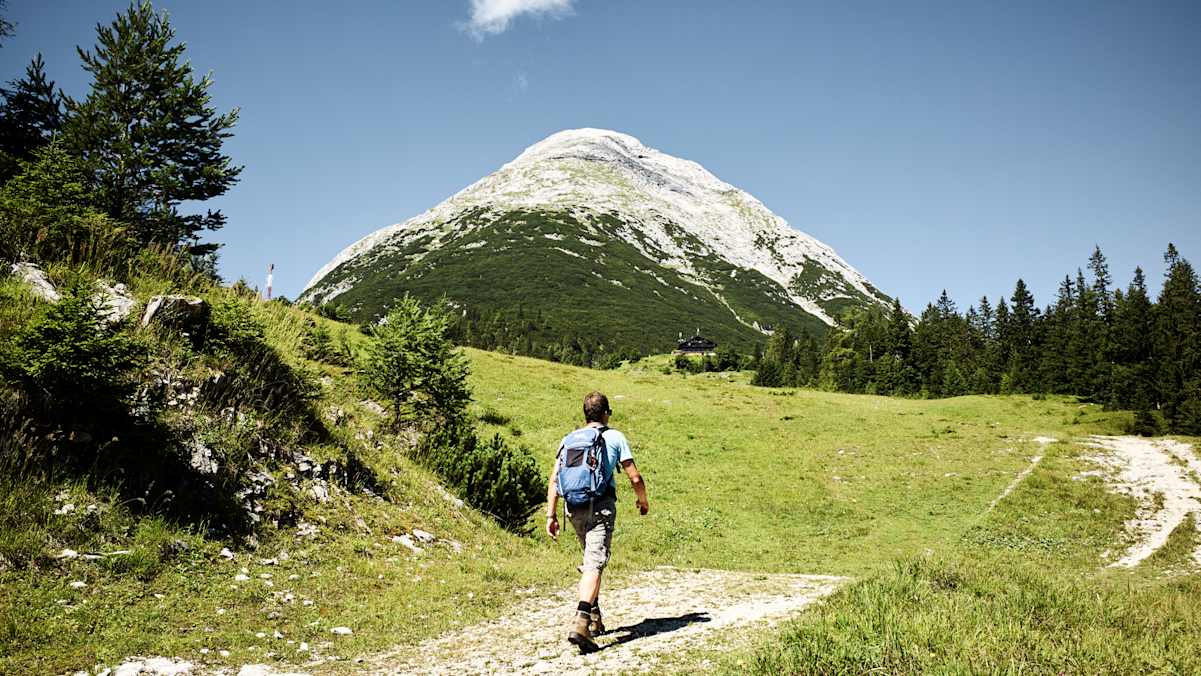 Ein Wanderer unterwegs zur Rauthhütte.