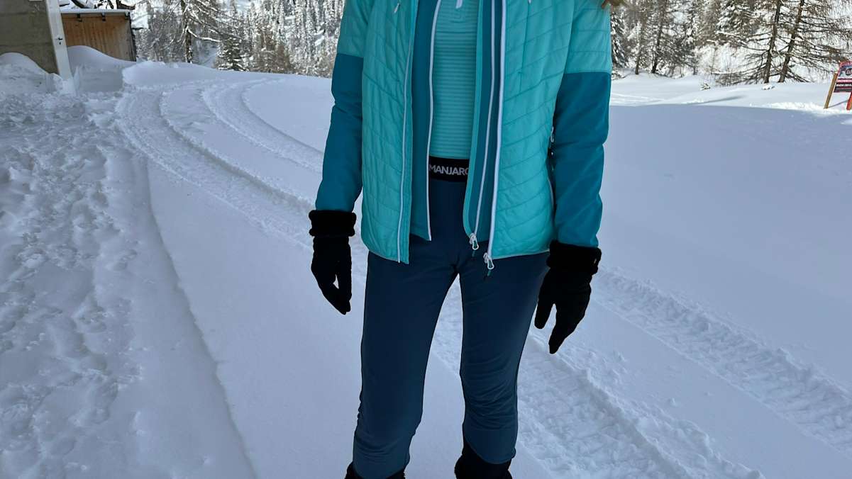 Die superelastische Wanderhose von Kilimanjaro ist fürs Langlaufen genauso geeignet, wie fürs Rodeln, Schneeschuhwandern oder eine Schneeballschlacht.